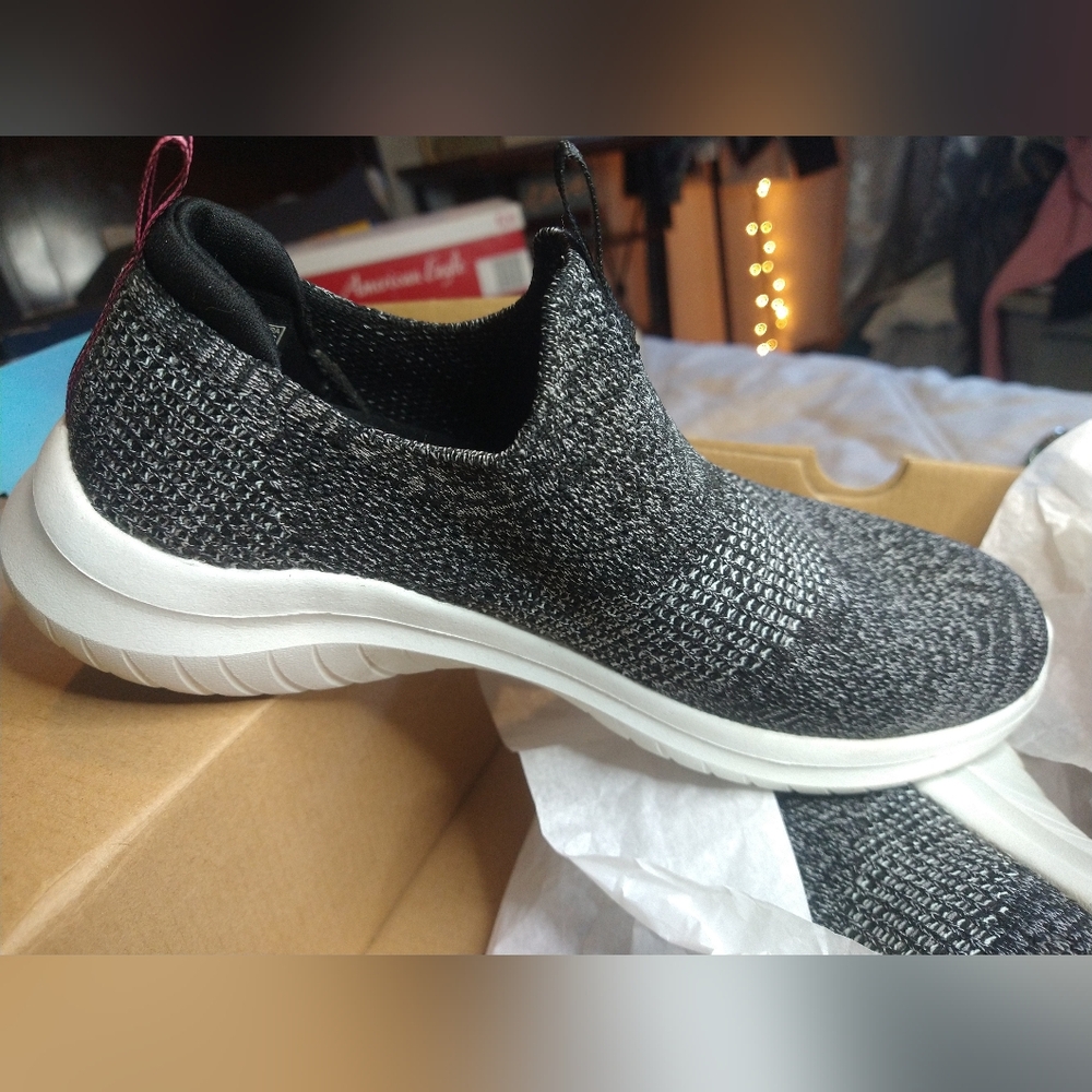 SIZE 7.5: Sketchers Memory Foam: Super Light Weight Fabric Sneaker COMFYYYYY - Picture 3 of 7